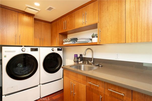Interior, Recessed Lighting, Washer, Wood Texture Flooring
