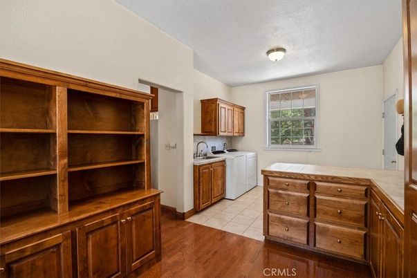 Interior, Washer, Wood Texture Flooring