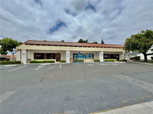 Exterior, Facade, Ranch