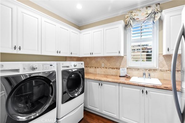 Interior, Recessed Lighting, Washer, Wood Texture Flooring