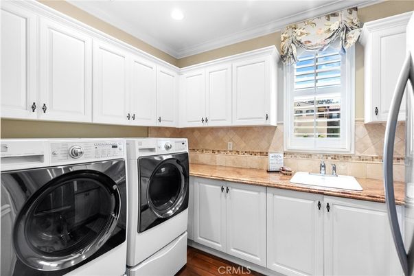 Interior, Recessed Lighting, Washer, Wood Texture Flooring