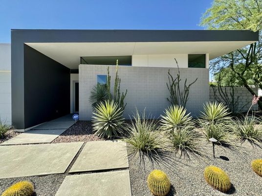 Exterior, Facade, Modern