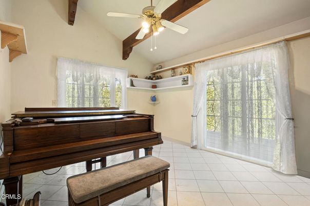 Interior, Piano