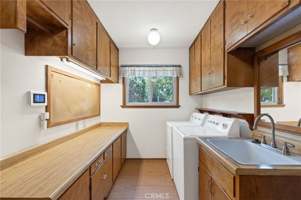 Interior, Washer, Wood Texture Flooring