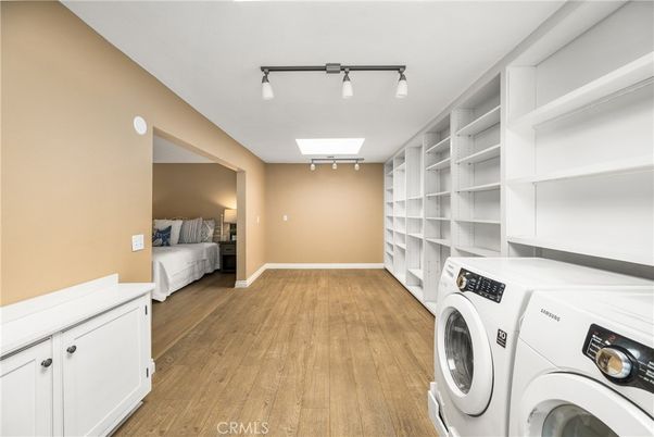 Interior, Washer, Wood Texture Flooring