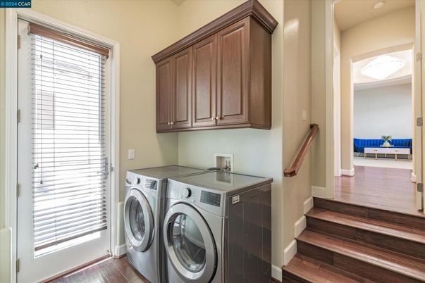 Interior, Washer, Wood Texture Flooring