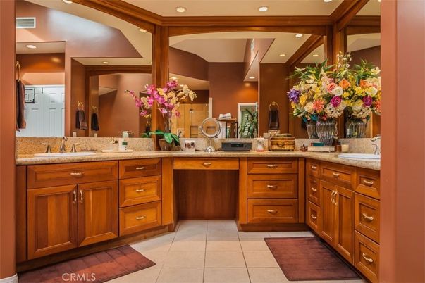 Bathroom, Dual Sink Vanities, Interior, Recessed Lighting