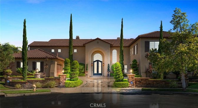 Exterior, Facade, Mediterranean