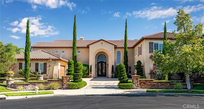 Attached, Exterior, Facade, Mediterranean