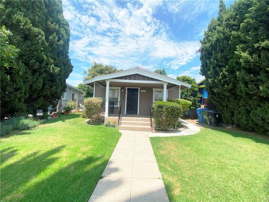 Backyard, Exterior, Facade, Ranch