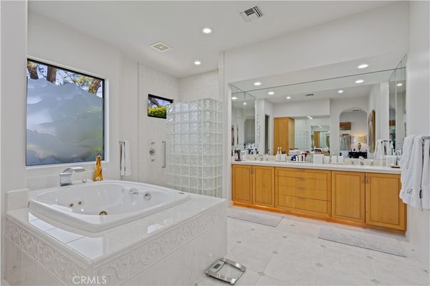 Bathroom, Dual Sink Vanities, Interior, Recessed Lighting