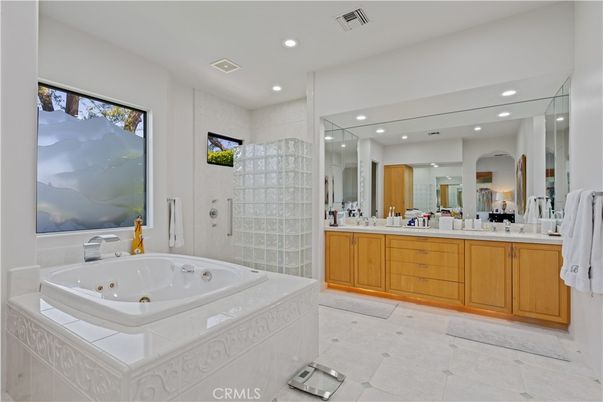 Bathroom, Dual Sink Vanities, Interior, Recessed Lighting