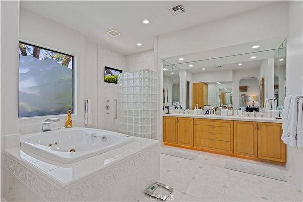 Bathroom, Dual Sink Vanities, Interior, Recessed Lighting
