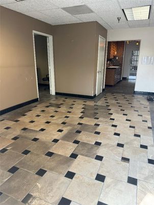 Empty room, Interior