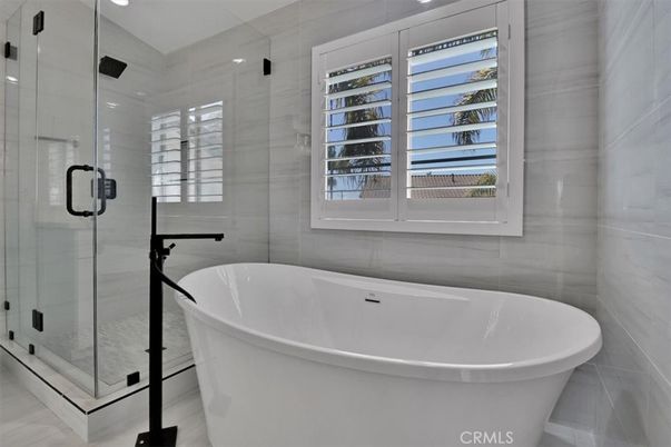 Bathroom, Free Standing Baths, Glass Shower, Interior, Recessed Lighting
