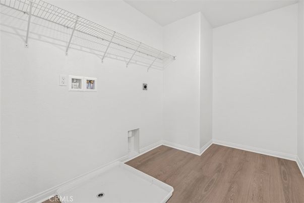 Interior, Walk-in Closets, Wood Texture Flooring