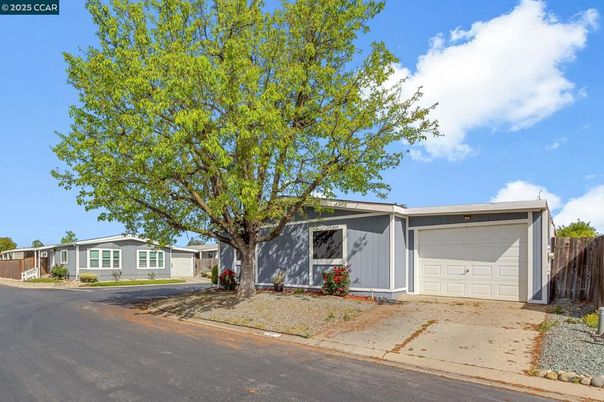 Attached, Exterior, Facade, Ranch