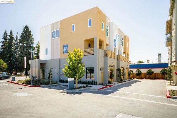 Exterior, Facade, Modern