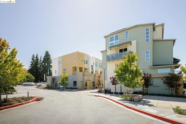 Exterior, Facade, Modern