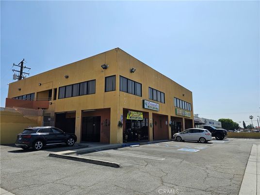 Exterior, Facade, Modern