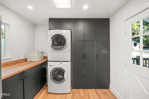 Interior, Recessed Lighting, Utility Closets, Washer, Wood Texture Flooring