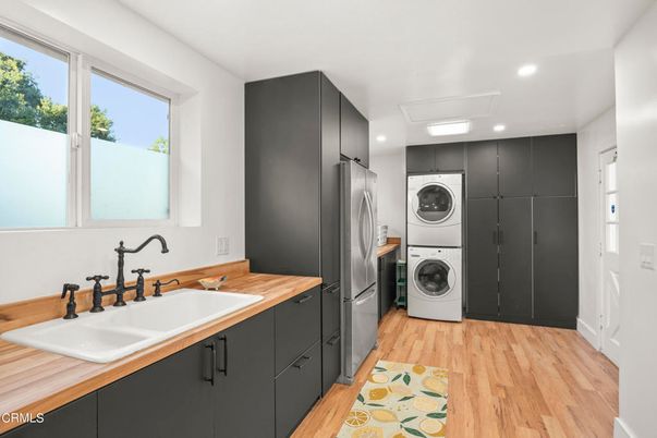 Interior, Recessed Lighting, Washer, Wood Texture Flooring