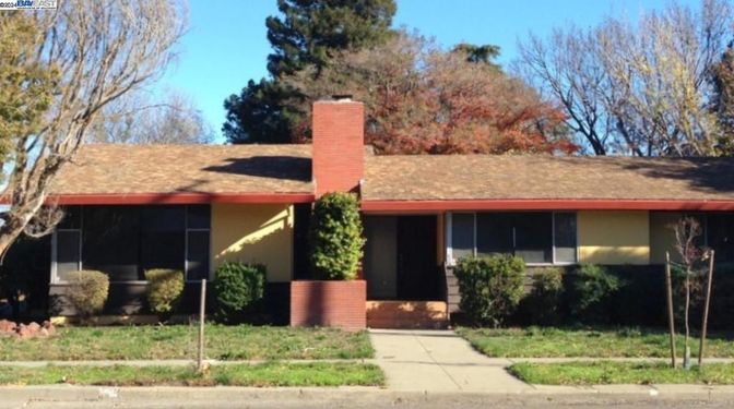 Exterior, Facade, Ranch