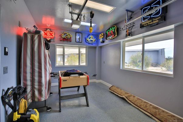 Game Room, Interior