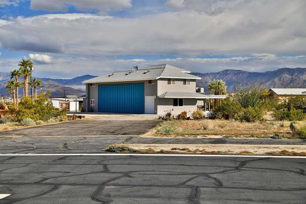 Attached, Exterior, Facade, Ranch