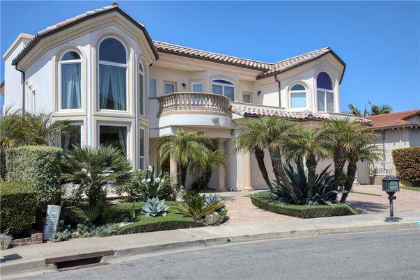 Exterior, Facade, Mediterranean