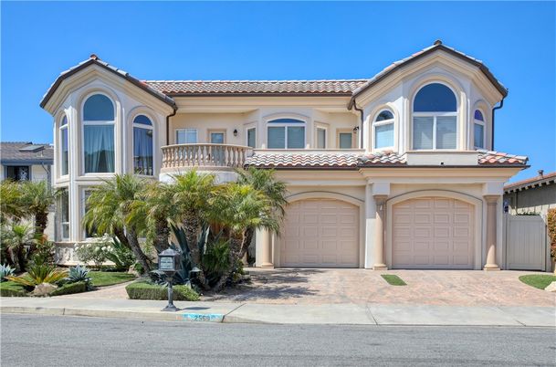 Attached, Exterior, Facade, Mediterranean