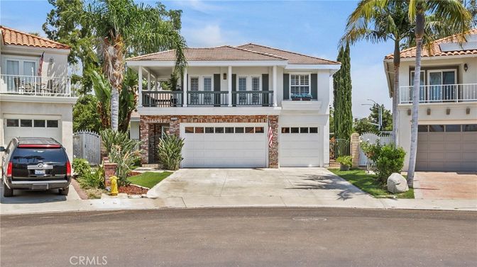Attached, Exterior, Facade, Mediterranean