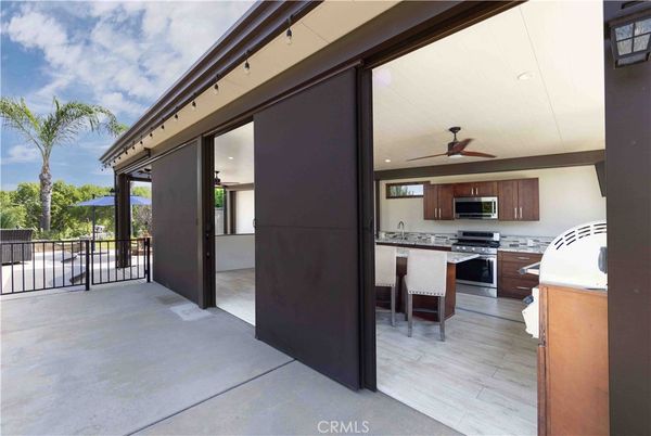 Exterior, Kitchen, Stainless Steel Appliances