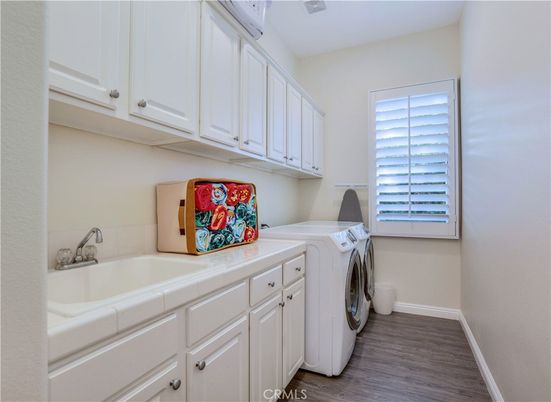 Interior, Washer, Wood Texture Flooring