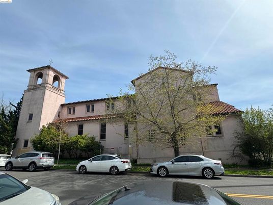 Exterior, Facade, Mediterranean