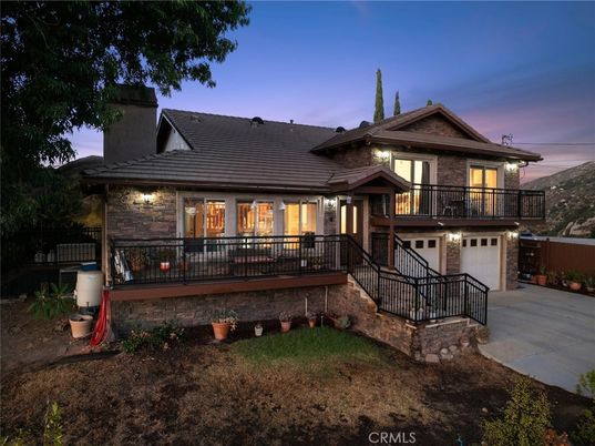 Attached, Exterior, Facade, Queen Anne Victorian
