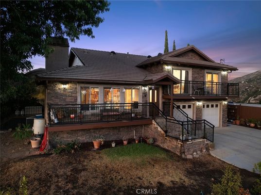 Attached, Exterior, Facade, Queen Anne Victorian