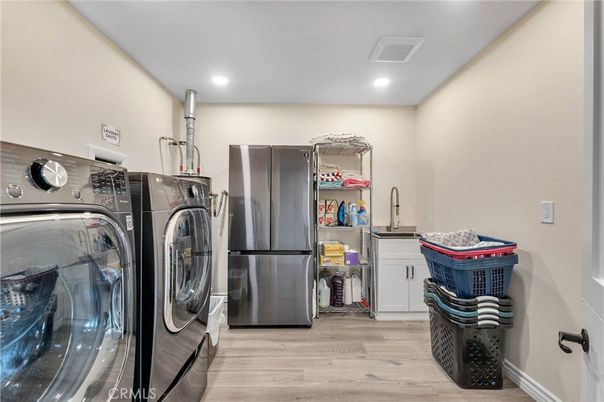 Interior, Recessed Lighting, Washer, Wood Texture Flooring