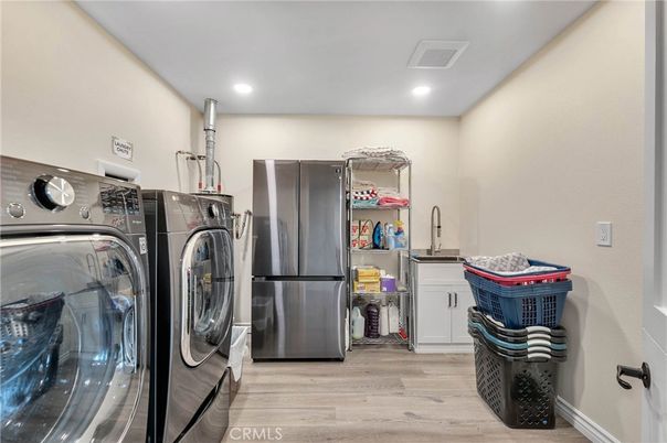Interior, Recessed Lighting, Washer, Wood Texture Flooring