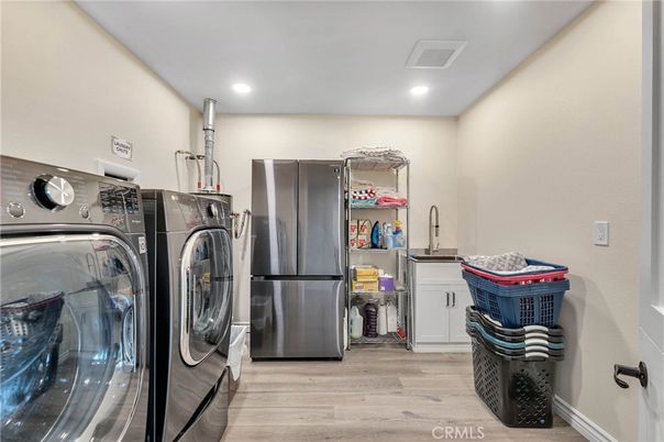 Interior, Recessed Lighting, Washer, Wood Texture Flooring