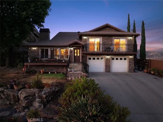 Attached, Exterior, Facade, Split Level