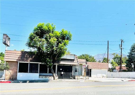 Exterior, Facade, Modern