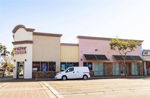 Exterior, Facade, Modern