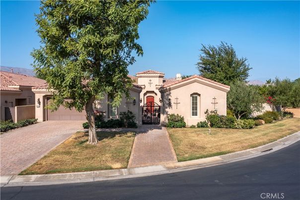 Attached, Exterior, Facade, Mediterranean