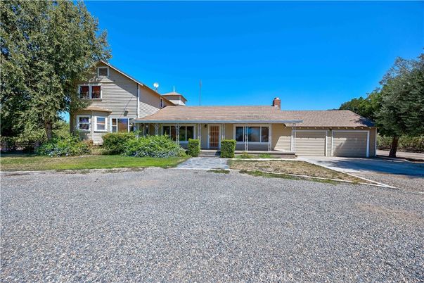 Attached, Exterior, Facade, Cape Cod