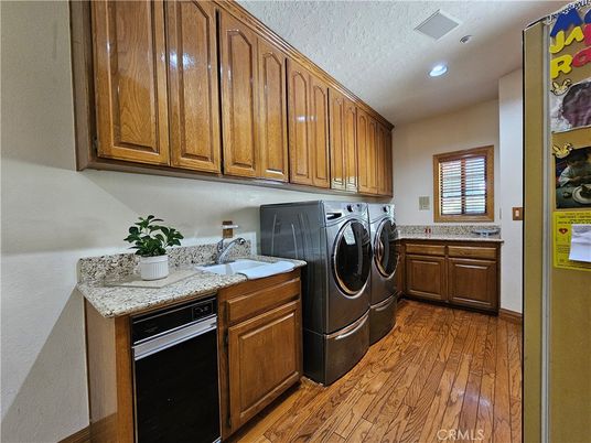 Interior, Recessed Lighting, Washer, Wood Texture Flooring