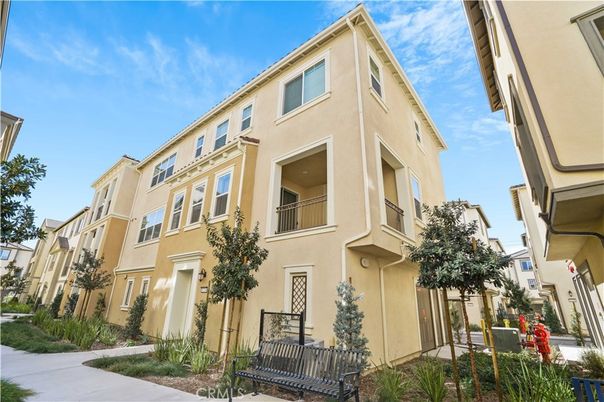 Exterior, Facade, Rowhouse