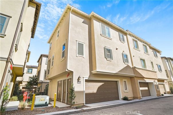 Attached, Exterior, Facade, Rowhouse