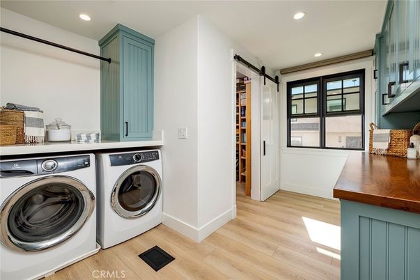 Interior, Recessed Lighting, Washer, Wood Texture Flooring