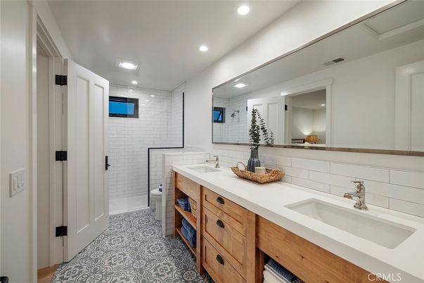 Bathroom, Dual Sink Vanities, Interior, Recessed Lighting